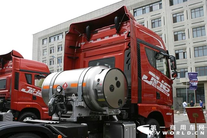 在9月份銷量突破1萬(wàn)輛的助力下，2020年前三季度的天然氣重卡銷量，終于提前“完成任務(wù)”——前三季度累計(jì)銷量便超過(guò)了去年全年銷量，達(dá)到11.65萬(wàn)輛的水平。而去年全年天然氣重卡銷量也不過(guò)11.6萬(wàn)輛！
