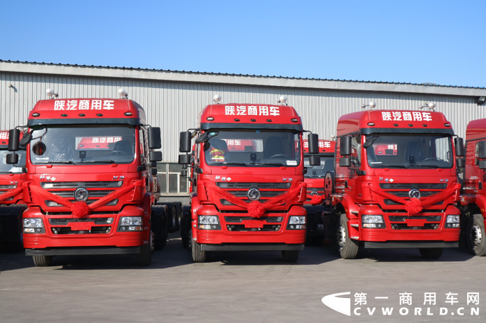 在9月份銷量突破1萬(wàn)輛的助力下，2020年前三季度的天然氣重卡銷量，終于提前“完成任務(wù)”——前三季度累計(jì)銷量便超過(guò)了去年全年銷量，達(dá)到11.65萬(wàn)輛的水平。而去年全年天然氣重卡銷量也不過(guò)11.6萬(wàn)輛！