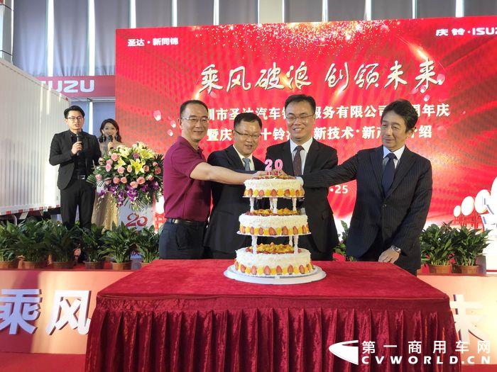 【第一商用車網(wǎng) 原創(chuàng)】中外高層親赴深圳為經(jīng)銷商慶生，還在活動(dòng)現(xiàn)場(chǎng)首發(fā)戰(zhàn)略輕卡新品和國六發(fā)動(dòng)機(jī)。是什么樣的一位經(jīng)銷商，能夠“享有”如此高的待遇？