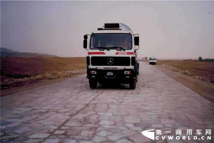 1990年2月3日，內(nèi)蒙古一機(jī)廠奔馳汽車籌備組成立。當(dāng)年為亞運(yùn)會生產(chǎn)一輛北方奔馳重油罐車。