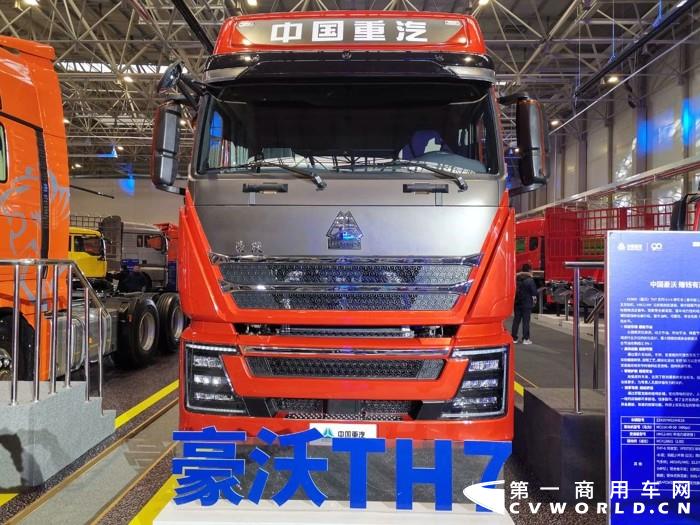 年會大戲開場了：11月20日，以“新時代 新科技 新重汽”為主題的中國重汽集團2021年云商務(wù)大會在濟南舉行?；顒蝇F(xiàn)場，重汽共展出了28款展車，款款都是重磅產(chǎn)品。