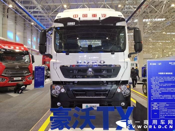 年會大戲開場了：11月20日，以“新時代 新科技 新重汽”為主題的中國重汽集團2021年云商務(wù)大會在濟南舉行?；顒蝇F(xiàn)場，重汽共展出了28款展車，款款都是重磅產(chǎn)品。