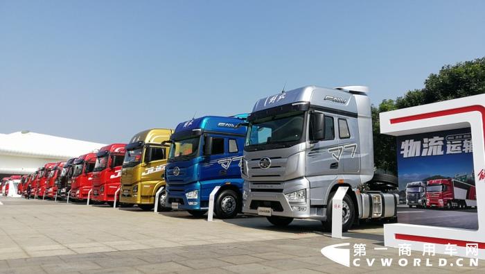 【第一商用車網(wǎng) 原創(chuàng)】12月，商用車行業(yè)進(jìn)入了歲末的“年會季”。年會對于各家企業(yè)來說就像是一場精心準(zhǔn)備的“匯報(bào)表演”，對關(guān)心卡車行業(yè)的卡車迷來說則是一次大飽眼福的“視覺盛宴”。12月9日，一汽解放2021商務(wù)年會將在海南?？谑⒋髥⒛弧１敬文陼?，共有59款車型亮相，車型涵蓋了一汽解放在牽引車、載貨車、自卸車和專用車四個(gè)領(lǐng)域，涉及物流運(yùn)輸、工程運(yùn)輸、危化品運(yùn)輸、快遞運(yùn)輸、資源運(yùn)輸、港口運(yùn)輸、農(nóng)副運(yùn)輸、市政專用等10大運(yùn)輸場景；新能源、智能車、核心總成集體亮相，其中不乏一汽解放的旗艦產(chǎn)品以及明年即將推出的戰(zhàn)略新品，堪稱規(guī)模盛大，陣容空前。