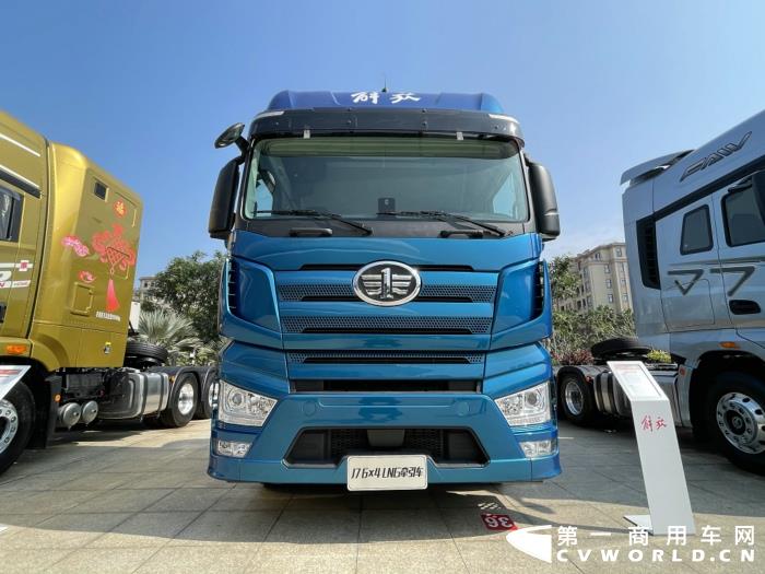 【第一商用車網(wǎng) 原創(chuàng)】12月，商用車行業(yè)進(jìn)入了歲末的“年會季”。年會對于各家企業(yè)來說就像是一場精心準(zhǔn)備的“匯報(bào)表演”，對關(guān)心卡車行業(yè)的卡車迷來說則是一次大飽眼福的“視覺盛宴”。12月9日，一汽解放2021商務(wù)年會將在海南?？谑⒋髥⒛弧１敬文陼?，共有59款車型亮相，車型涵蓋了一汽解放在牽引車、載貨車、自卸車和專用車四個(gè)領(lǐng)域，涉及物流運(yùn)輸、工程運(yùn)輸、?；愤\(yùn)輸、快遞運(yùn)輸、資源運(yùn)輸、港口運(yùn)輸、農(nóng)副運(yùn)輸、市政專用等10大運(yùn)輸場景；新能源、智能車、核心總成集體亮相，其中不乏一汽解放的旗艦產(chǎn)品以及明年即將推出的戰(zhàn)略新品，堪稱規(guī)模盛大，陣容空前。