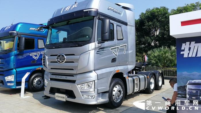 【第一商用車網(wǎng) 原創(chuàng)】12月，商用車行業(yè)進(jìn)入了歲末的“年會季”。年會對于各家企業(yè)來說就像是一場精心準(zhǔn)備的“匯報(bào)表演”，對關(guān)心卡車行業(yè)的卡車迷來說則是一次大飽眼福的“視覺盛宴”。12月9日，一汽解放2021商務(wù)年會將在海南?？谑⒋髥⒛弧１敬文陼?，共有59款車型亮相，車型涵蓋了一汽解放在牽引車、載貨車、自卸車和專用車四個(gè)領(lǐng)域，涉及物流運(yùn)輸、工程運(yùn)輸、危化品運(yùn)輸、快遞運(yùn)輸、資源運(yùn)輸、港口運(yùn)輸、農(nóng)副運(yùn)輸、市政專用等10大運(yùn)輸場景；新能源、智能車、核心總成集體亮相，其中不乏一汽解放的旗艦產(chǎn)品以及明年即將推出的戰(zhàn)略新品，堪稱規(guī)模盛大，陣容空前。