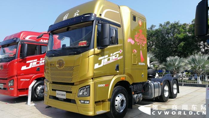 【第一商用車網(wǎng) 原創(chuàng)】12月，商用車行業(yè)進(jìn)入了歲末的“年會季”。年會對于各家企業(yè)來說就像是一場精心準(zhǔn)備的“匯報(bào)表演”，對關(guān)心卡車行業(yè)的卡車迷來說則是一次大飽眼福的“視覺盛宴”。12月9日，一汽解放2021商務(wù)年會將在海南?？谑⒋髥⒛弧１敬文陼?，共有59款車型亮相，車型涵蓋了一汽解放在牽引車、載貨車、自卸車和專用車四個(gè)領(lǐng)域，涉及物流運(yùn)輸、工程運(yùn)輸、?；愤\(yùn)輸、快遞運(yùn)輸、資源運(yùn)輸、港口運(yùn)輸、農(nóng)副運(yùn)輸、市政專用等10大運(yùn)輸場景；新能源、智能車、核心總成集體亮相，其中不乏一汽解放的旗艦產(chǎn)品以及明年即將推出的戰(zhàn)略新品，堪稱規(guī)模盛大，陣容空前。