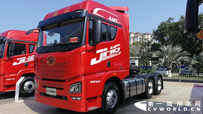 【第一商用車網(wǎng) 原創(chuàng)】12月，商用車行業(yè)進(jìn)入了歲末的“年會季”。年會對于各家企業(yè)來說就像是一場精心準(zhǔn)備的“匯報(bào)表演”，對關(guān)心卡車行業(yè)的卡車迷來說則是一次大飽眼福的“視覺盛宴”。12月9日，一汽解放2021商務(wù)年會將在海南?？谑⒋髥⒛?。本次年會，共有59款車型亮相，車型涵蓋了一汽解放在牽引車、載貨車、自卸車和專用車四個(gè)領(lǐng)域，涉及物流運(yùn)輸、工程運(yùn)輸、?；愤\(yùn)輸、快遞運(yùn)輸、資源運(yùn)輸、港口運(yùn)輸、農(nóng)副運(yùn)輸、市政專用等10大運(yùn)輸場景；新能源、智能車、核心總成集體亮相，其中不乏一汽解放的旗艦產(chǎn)品以及明年即將推出的戰(zhàn)略新品，堪稱規(guī)模盛大，陣容空前。