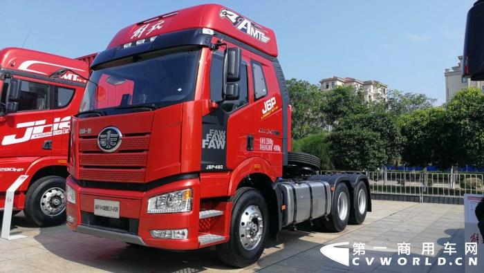 【第一商用車網(wǎng) 原創(chuàng)】12月，商用車行業(yè)進(jìn)入了歲末的“年會季”。年會對于各家企業(yè)來說就像是一場精心準(zhǔn)備的“匯報(bào)表演”，對關(guān)心卡車行業(yè)的卡車迷來說則是一次大飽眼福的“視覺盛宴”。12月9日，一汽解放2021商務(wù)年會將在海南?？谑⒋髥⒛?。本次年會，共有59款車型亮相，車型涵蓋了一汽解放在牽引車、載貨車、自卸車和專用車四個(gè)領(lǐng)域，涉及物流運(yùn)輸、工程運(yùn)輸、?；愤\(yùn)輸、快遞運(yùn)輸、資源運(yùn)輸、港口運(yùn)輸、農(nóng)副運(yùn)輸、市政專用等10大運(yùn)輸場景；新能源、智能車、核心總成集體亮相，其中不乏一汽解放的旗艦產(chǎn)品以及明年即將推出的戰(zhàn)略新品，堪稱規(guī)模盛大，陣容空前。