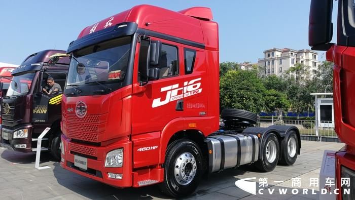 【第一商用車網(wǎng) 原創(chuàng)】12月，商用車行業(yè)進(jìn)入了歲末的“年會季”。年會對于各家企業(yè)來說就像是一場精心準(zhǔn)備的“匯報(bào)表演”，對關(guān)心卡車行業(yè)的卡車迷來說則是一次大飽眼福的“視覺盛宴”。12月9日，一汽解放2021商務(wù)年會將在海南?？谑⒋髥⒛?。本次年會，共有59款車型亮相，車型涵蓋了一汽解放在牽引車、載貨車、自卸車和專用車四個(gè)領(lǐng)域，涉及物流運(yùn)輸、工程運(yùn)輸、?；愤\(yùn)輸、快遞運(yùn)輸、資源運(yùn)輸、港口運(yùn)輸、農(nóng)副運(yùn)輸、市政專用等10大運(yùn)輸場景；新能源、智能車、核心總成集體亮相，其中不乏一汽解放的旗艦產(chǎn)品以及明年即將推出的戰(zhàn)略新品，堪稱規(guī)模盛大，陣容空前。