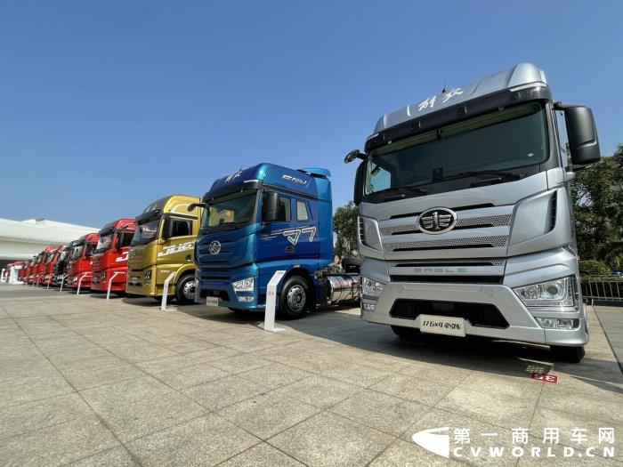 【第一商用車網(wǎng) 原創(chuàng)】12月，商用車行業(yè)進(jìn)入了歲末的“年會季”。年會對于各家企業(yè)來說就像是一場精心準(zhǔn)備的“匯報(bào)表演”，對關(guān)心卡車行業(yè)的卡車迷來說則是一次大飽眼福的“視覺盛宴”。12月9日，一汽解放2021商務(wù)年會將在海南?？谑⒋髥⒛弧１敬文陼?，共有59款車型亮相，車型涵蓋了一汽解放在牽引車、載貨車、自卸車和專用車四個(gè)領(lǐng)域，涉及物流運(yùn)輸、工程運(yùn)輸、?；愤\(yùn)輸、快遞運(yùn)輸、資源運(yùn)輸、港口運(yùn)輸、農(nóng)副運(yùn)輸、市政專用等10大運(yùn)輸場景；新能源、智能車、核心總成集體亮相，其中不乏一汽解放的旗艦產(chǎn)品以及明年即將推出的戰(zhàn)略新品，堪稱規(guī)模盛大，陣容空前。