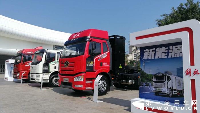 【第一商用車網(wǎng) 原創(chuàng)】12月，商用車行業(yè)進(jìn)入了歲末的“年會季”。年會對于各家企業(yè)來說就像是一場精心準(zhǔn)備的“匯報(bào)表演”，對關(guān)心卡車行業(yè)的卡車迷來說則是一次大飽眼福的“視覺盛宴”。12月9日，一汽解放2021商務(wù)年會將在海南?？谑⒋髥⒛弧１敬文陼?，共有59款車型亮相，車型涵蓋了一汽解放在牽引車、載貨車、自卸車和專用車四個(gè)領(lǐng)域，涉及物流運(yùn)輸、工程運(yùn)輸、?；愤\(yùn)輸、快遞運(yùn)輸、資源運(yùn)輸、港口運(yùn)輸、農(nóng)副運(yùn)輸、市政專用等10大運(yùn)輸場景；新能源、智能車、核心總成集體亮相，其中不乏一汽解放的旗艦產(chǎn)品以及明年即將推出的戰(zhàn)略新品，堪稱規(guī)模盛大，陣容空前。
