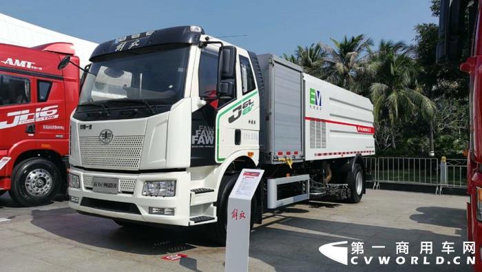 【第一商用車網(wǎng) 原創(chuàng)】12月，商用車行業(yè)進(jìn)入了歲末的“年會季”。年會對于各家企業(yè)來說就像是一場精心準(zhǔn)備的“匯報(bào)表演”，對關(guān)心卡車行業(yè)的卡車迷來說則是一次大飽眼福的“視覺盛宴”。12月9日，一汽解放2021商務(wù)年會將在海南海口盛大啟幕。本次年會，共有59款車型亮相，車型涵蓋了一汽解放在牽引車、載貨車、自卸車和專用車四個(gè)領(lǐng)域，涉及物流運(yùn)輸、工程運(yùn)輸、?；愤\(yùn)輸、快遞運(yùn)輸、資源運(yùn)輸、港口運(yùn)輸、農(nóng)副運(yùn)輸、市政專用等10大運(yùn)輸場景；新能源、智能車、核心總成集體亮相，其中不乏一汽解放的旗艦產(chǎn)品以及明年即將推出的戰(zhàn)略新品，堪稱規(guī)模盛大，陣容空前。