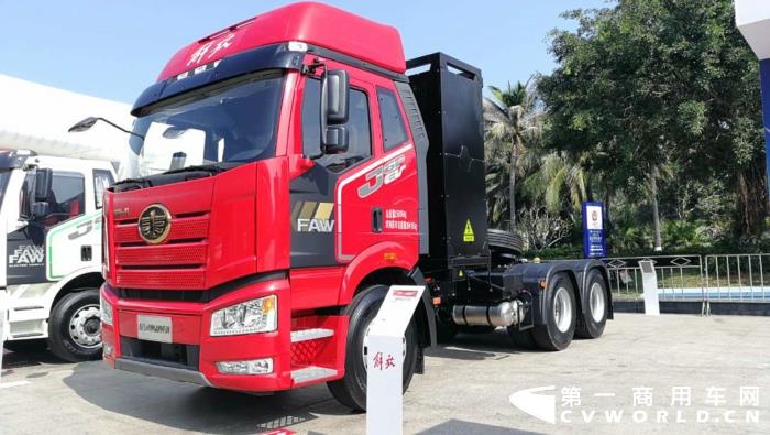 【第一商用車網(wǎng) 原創(chuàng)】12月，商用車行業(yè)進(jìn)入了歲末的“年會季”。年會對于各家企業(yè)來說就像是一場精心準(zhǔn)備的“匯報(bào)表演”，對關(guān)心卡車行業(yè)的卡車迷來說則是一次大飽眼福的“視覺盛宴”。12月9日，一汽解放2021商務(wù)年會將在海南?？谑⒋髥⒛?。本次年會，共有59款車型亮相，車型涵蓋了一汽解放在牽引車、載貨車、自卸車和專用車四個(gè)領(lǐng)域，涉及物流運(yùn)輸、工程運(yùn)輸、危化品運(yùn)輸、快遞運(yùn)輸、資源運(yùn)輸、港口運(yùn)輸、農(nóng)副運(yùn)輸、市政專用等10大運(yùn)輸場景；新能源、智能車、核心總成集體亮相，其中不乏一汽解放的旗艦產(chǎn)品以及明年即將推出的戰(zhàn)略新品，堪稱規(guī)模盛大，陣容空前。