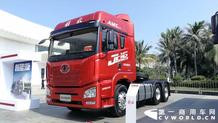 【第一商用車網(wǎng) 原創(chuàng)】12月，商用車行業(yè)進(jìn)入了歲末的“年會季”。年會對于各家企業(yè)來說就像是一場精心準(zhǔn)備的“匯報(bào)表演”，對關(guān)心卡車行業(yè)的卡車迷來說則是一次大飽眼福的“視覺盛宴”。12月9日，一汽解放2021商務(wù)年會將在海南海口盛大啟幕。本次年會，共有59款車型亮相，車型涵蓋了一汽解放在牽引車、載貨車、自卸車和專用車四個(gè)領(lǐng)域，涉及物流運(yùn)輸、工程運(yùn)輸、危化品運(yùn)輸、快遞運(yùn)輸、資源運(yùn)輸、港口運(yùn)輸、農(nóng)副運(yùn)輸、市政專用等10大運(yùn)輸場景；新能源、智能車、核心總成集體亮相，其中不乏一汽解放的旗艦產(chǎn)品以及明年即將推出的戰(zhàn)略新品，堪稱規(guī)模盛大，陣容空前。