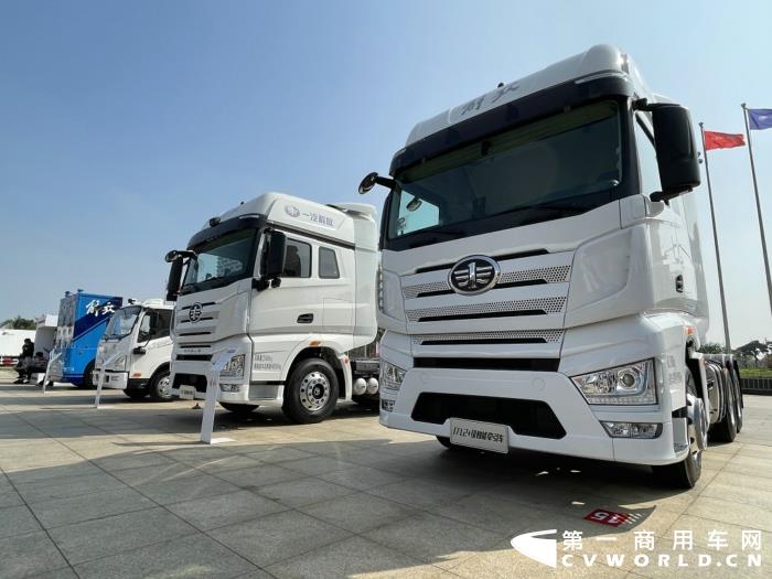 【第一商用車網(wǎng) 原創(chuàng)】12月，商用車行業(yè)進(jìn)入了歲末的“年會季”。年會對于各家企業(yè)來說就像是一場精心準(zhǔn)備的“匯報(bào)表演”，對關(guān)心卡車行業(yè)的卡車迷來說則是一次大飽眼福的“視覺盛宴”。12月9日，一汽解放2021商務(wù)年會將在海南海口盛大啟幕。本次年會，共有59款車型亮相，車型涵蓋了一汽解放在牽引車、載貨車、自卸車和專用車四個(gè)領(lǐng)域，涉及物流運(yùn)輸、工程運(yùn)輸、?；愤\(yùn)輸、快遞運(yùn)輸、資源運(yùn)輸、港口運(yùn)輸、農(nóng)副運(yùn)輸、市政專用等10大運(yùn)輸場景；新能源、智能車、核心總成集體亮相，其中不乏一汽解放的旗艦產(chǎn)品以及明年即將推出的戰(zhàn)略新品，堪稱規(guī)模盛大，陣容空前。