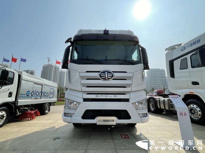 【第一商用車網(wǎng) 原創(chuàng)】12月，商用車行業(yè)進(jìn)入了歲末的“年會季”。年會對于各家企業(yè)來說就像是一場精心準(zhǔn)備的“匯報(bào)表演”，對關(guān)心卡車行業(yè)的卡車迷來說則是一次大飽眼福的“視覺盛宴”。12月9日，一汽解放2021商務(wù)年會將在海南?？谑⒋髥⒛弧１敬文陼?，共有59款車型亮相，車型涵蓋了一汽解放在牽引車、載貨車、自卸車和專用車四個(gè)領(lǐng)域，涉及物流運(yùn)輸、工程運(yùn)輸、?；愤\(yùn)輸、快遞運(yùn)輸、資源運(yùn)輸、港口運(yùn)輸、農(nóng)副運(yùn)輸、市政專用等10大運(yùn)輸場景；新能源、智能車、核心總成集體亮相，其中不乏一汽解放的旗艦產(chǎn)品以及明年即將推出的戰(zhàn)略新品，堪稱規(guī)模盛大，陣容空前。