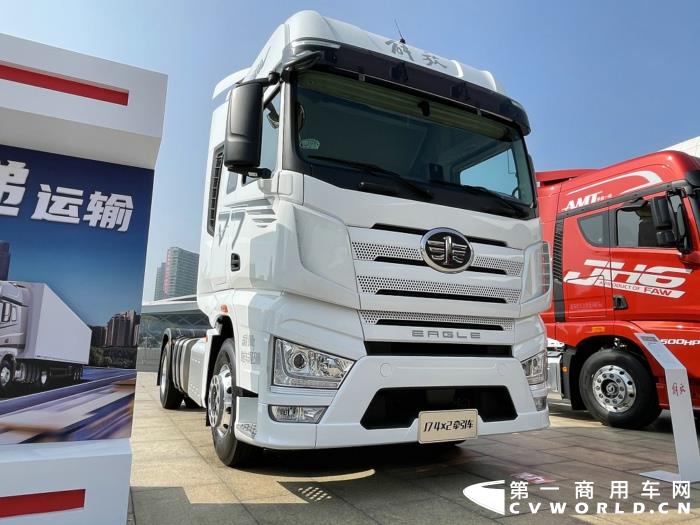 【第一商用車網(wǎng) 原創(chuàng)】12月，商用車行業(yè)進(jìn)入了歲末的“年會季”。年會對于各家企業(yè)來說就像是一場精心準(zhǔn)備的“匯報(bào)表演”，對關(guān)心卡車行業(yè)的卡車迷來說則是一次大飽眼福的“視覺盛宴”。12月9日，一汽解放2021商務(wù)年會將在海南?？谑⒋髥⒛?。本次年會，共有59款車型亮相，車型涵蓋了一汽解放在牽引車、載貨車、自卸車和專用車四個(gè)領(lǐng)域，涉及物流運(yùn)輸、工程運(yùn)輸、?；愤\(yùn)輸、快遞運(yùn)輸、資源運(yùn)輸、港口運(yùn)輸、農(nóng)副運(yùn)輸、市政專用等10大運(yùn)輸場景；新能源、智能車、核心總成集體亮相，其中不乏一汽解放的旗艦產(chǎn)品以及明年即將推出的戰(zhàn)略新品，堪稱規(guī)模盛大，陣容空前。