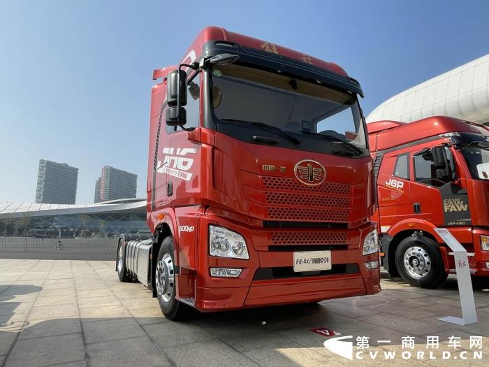 【第一商用車網(wǎng) 原創(chuàng)】12月，商用車行業(yè)進(jìn)入了歲末的“年會季”。年會對于各家企業(yè)來說就像是一場精心準(zhǔn)備的“匯報(bào)表演”，對關(guān)心卡車行業(yè)的卡車迷來說則是一次大飽眼福的“視覺盛宴”。12月9日，一汽解放2021商務(wù)年會將在海南?？谑⒋髥⒛弧１敬文陼?，共有59款車型亮相，車型涵蓋了一汽解放在牽引車、載貨車、自卸車和專用車四個(gè)領(lǐng)域，涉及物流運(yùn)輸、工程運(yùn)輸、?；愤\(yùn)輸、快遞運(yùn)輸、資源運(yùn)輸、港口運(yùn)輸、農(nóng)副運(yùn)輸、市政專用等10大運(yùn)輸場景；新能源、智能車、核心總成集體亮相，其中不乏一汽解放的旗艦產(chǎn)品以及明年即將推出的戰(zhàn)略新品，堪稱規(guī)模盛大，陣容空前。