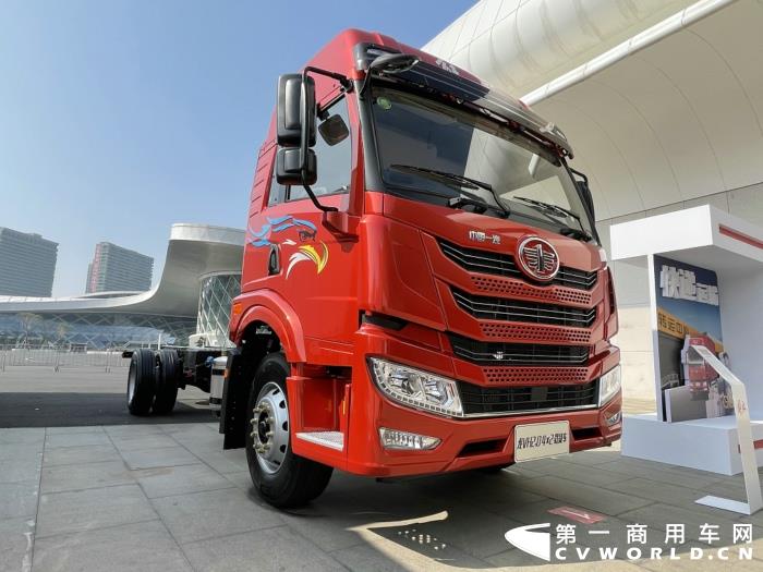 【第一商用車網(wǎng) 原創(chuàng)】12月，商用車行業(yè)進(jìn)入了歲末的“年會季”。年會對于各家企業(yè)來說就像是一場精心準(zhǔn)備的“匯報(bào)表演”，對關(guān)心卡車行業(yè)的卡車迷來說則是一次大飽眼福的“視覺盛宴”。12月9日，一汽解放2021商務(wù)年會將在海南海口盛大啟幕。本次年會，共有59款車型亮相，車型涵蓋了一汽解放在牽引車、載貨車、自卸車和專用車四個(gè)領(lǐng)域，涉及物流運(yùn)輸、工程運(yùn)輸、?；愤\(yùn)輸、快遞運(yùn)輸、資源運(yùn)輸、港口運(yùn)輸、農(nóng)副運(yùn)輸、市政專用等10大運(yùn)輸場景；新能源、智能車、核心總成集體亮相，其中不乏一汽解放的旗艦產(chǎn)品以及明年即將推出的戰(zhàn)略新品，堪稱規(guī)模盛大，陣容空前。
