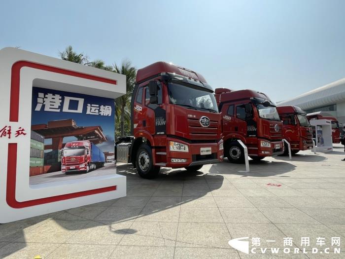 【第一商用車網(wǎng) 原創(chuàng)】12月，商用車行業(yè)進(jìn)入了歲末的“年會季”。年會對于各家企業(yè)來說就像是一場精心準(zhǔn)備的“匯報(bào)表演”，對關(guān)心卡車行業(yè)的卡車迷來說則是一次大飽眼福的“視覺盛宴”。12月9日，一汽解放2021商務(wù)年會將在海南?？谑⒋髥⒛弧１敬文陼?，共有59款車型亮相，車型涵蓋了一汽解放在牽引車、載貨車、自卸車和專用車四個(gè)領(lǐng)域，涉及物流運(yùn)輸、工程運(yùn)輸、危化品運(yùn)輸、快遞運(yùn)輸、資源運(yùn)輸、港口運(yùn)輸、農(nóng)副運(yùn)輸、市政專用等10大運(yùn)輸場景；新能源、智能車、核心總成集體亮相，其中不乏一汽解放的旗艦產(chǎn)品以及明年即將推出的戰(zhàn)略新品，堪稱規(guī)模盛大，陣容空前。