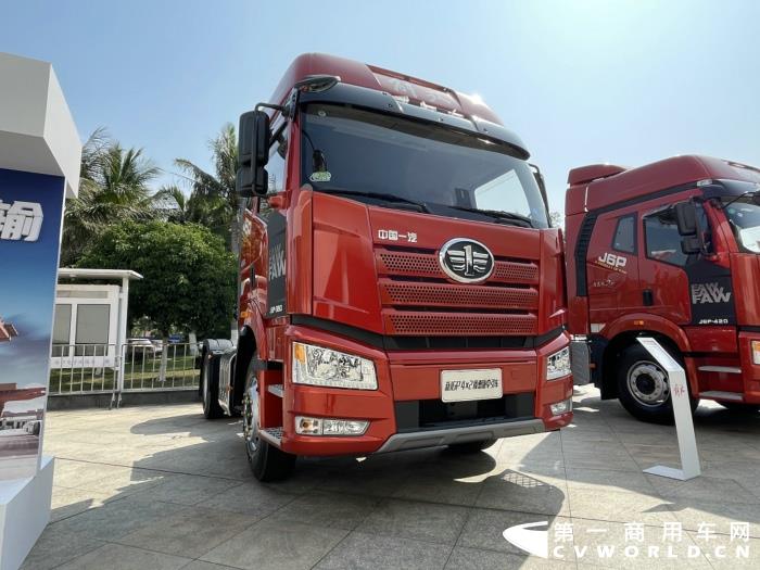 【第一商用車網(wǎng) 原創(chuàng)】12月，商用車行業(yè)進(jìn)入了歲末的“年會季”。年會對于各家企業(yè)來說就像是一場精心準(zhǔn)備的“匯報(bào)表演”，對關(guān)心卡車行業(yè)的卡車迷來說則是一次大飽眼福的“視覺盛宴”。12月9日，一汽解放2021商務(wù)年會將在海南海口盛大啟幕。本次年會，共有59款車型亮相，車型涵蓋了一汽解放在牽引車、載貨車、自卸車和專用車四個(gè)領(lǐng)域，涉及物流運(yùn)輸、工程運(yùn)輸、?；愤\(yùn)輸、快遞運(yùn)輸、資源運(yùn)輸、港口運(yùn)輸、農(nóng)副運(yùn)輸、市政專用等10大運(yùn)輸場景；新能源、智能車、核心總成集體亮相，其中不乏一汽解放的旗艦產(chǎn)品以及明年即將推出的戰(zhàn)略新品，堪稱規(guī)模盛大，陣容空前。