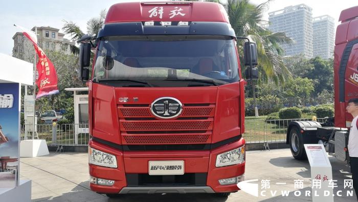 【第一商用車網(wǎng) 原創(chuàng)】12月，商用車行業(yè)進(jìn)入了歲末的“年會季”。年會對于各家企業(yè)來說就像是一場精心準(zhǔn)備的“匯報(bào)表演”，對關(guān)心卡車行業(yè)的卡車迷來說則是一次大飽眼福的“視覺盛宴”。12月9日，一汽解放2021商務(wù)年會將在海南?？谑⒋髥⒛弧１敬文陼?，共有59款車型亮相，車型涵蓋了一汽解放在牽引車、載貨車、自卸車和專用車四個(gè)領(lǐng)域，涉及物流運(yùn)輸、工程運(yùn)輸、?；愤\(yùn)輸、快遞運(yùn)輸、資源運(yùn)輸、港口運(yùn)輸、農(nóng)副運(yùn)輸、市政專用等10大運(yùn)輸場景；新能源、智能車、核心總成集體亮相，其中不乏一汽解放的旗艦產(chǎn)品以及明年即將推出的戰(zhàn)略新品，堪稱規(guī)模盛大，陣容空前。