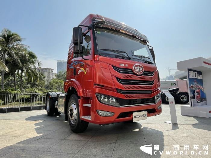 【第一商用車網(wǎng) 原創(chuàng)】12月，商用車行業(yè)進(jìn)入了歲末的“年會季”。年會對于各家企業(yè)來說就像是一場精心準(zhǔn)備的“匯報(bào)表演”，對關(guān)心卡車行業(yè)的卡車迷來說則是一次大飽眼福的“視覺盛宴”。12月9日，一汽解放2021商務(wù)年會將在海南?？谑⒋髥⒛弧１敬文陼?，共有59款車型亮相，車型涵蓋了一汽解放在牽引車、載貨車、自卸車和專用車四個(gè)領(lǐng)域，涉及物流運(yùn)輸、工程運(yùn)輸、危化品運(yùn)輸、快遞運(yùn)輸、資源運(yùn)輸、港口運(yùn)輸、農(nóng)副運(yùn)輸、市政專用等10大運(yùn)輸場景；新能源、智能車、核心總成集體亮相，其中不乏一汽解放的旗艦產(chǎn)品以及明年即將推出的戰(zhàn)略新品，堪稱規(guī)模盛大，陣容空前。