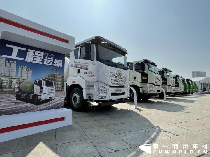 【第一商用車網(wǎng) 原創(chuàng)】12月，商用車行業(yè)進(jìn)入了歲末的“年會季”。年會對于各家企業(yè)來說就像是一場精心準(zhǔn)備的“匯報(bào)表演”，對關(guān)心卡車行業(yè)的卡車迷來說則是一次大飽眼福的“視覺盛宴”。12月9日，一汽解放2021商務(wù)年會將在海南海口盛大啟幕。本次年會，共有59款車型亮相，車型涵蓋了一汽解放在牽引車、載貨車、自卸車和專用車四個(gè)領(lǐng)域，涉及物流運(yùn)輸、工程運(yùn)輸、?；愤\(yùn)輸、快遞運(yùn)輸、資源運(yùn)輸、港口運(yùn)輸、農(nóng)副運(yùn)輸、市政專用等10大運(yùn)輸場景；新能源、智能車、核心總成集體亮相，其中不乏一汽解放的旗艦產(chǎn)品以及明年即將推出的戰(zhàn)略新品，堪稱規(guī)模盛大，陣容空前。