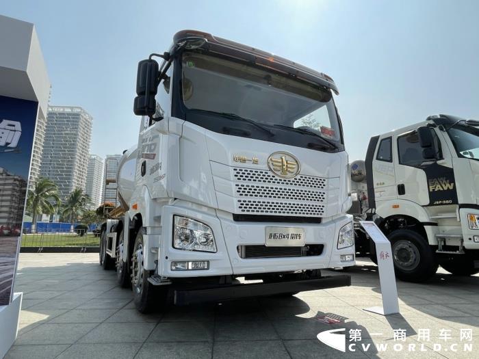 【第一商用車網(wǎng) 原創(chuàng)】12月，商用車行業(yè)進(jìn)入了歲末的“年會季”。年會對于各家企業(yè)來說就像是一場精心準(zhǔn)備的“匯報(bào)表演”，對關(guān)心卡車行業(yè)的卡車迷來說則是一次大飽眼福的“視覺盛宴”。12月9日，一汽解放2021商務(wù)年會將在海南?？谑⒋髥⒛?。本次年會，共有59款車型亮相，車型涵蓋了一汽解放在牽引車、載貨車、自卸車和專用車四個(gè)領(lǐng)域，涉及物流運(yùn)輸、工程運(yùn)輸、危化品運(yùn)輸、快遞運(yùn)輸、資源運(yùn)輸、港口運(yùn)輸、農(nóng)副運(yùn)輸、市政專用等10大運(yùn)輸場景；新能源、智能車、核心總成集體亮相，其中不乏一汽解放的旗艦產(chǎn)品以及明年即將推出的戰(zhàn)略新品，堪稱規(guī)模盛大，陣容空前。