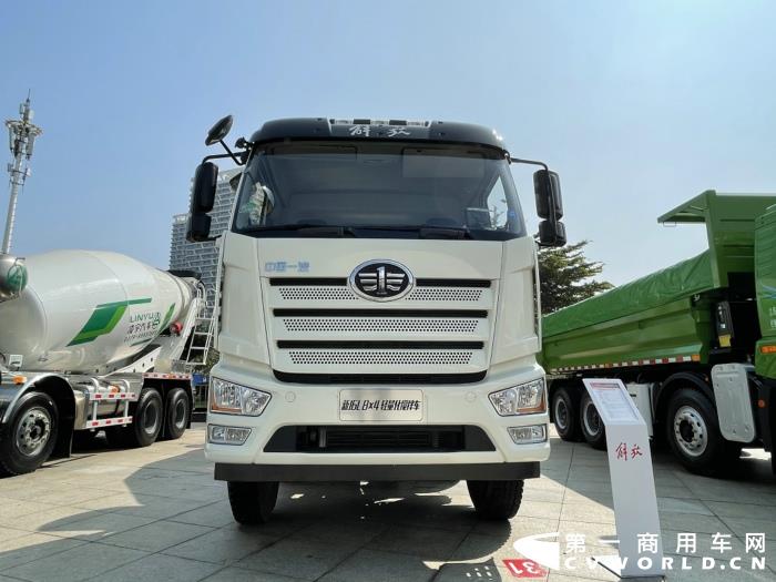 【第一商用車網(wǎng) 原創(chuàng)】12月，商用車行業(yè)進(jìn)入了歲末的“年會季”。年會對于各家企業(yè)來說就像是一場精心準(zhǔn)備的“匯報(bào)表演”，對關(guān)心卡車行業(yè)的卡車迷來說則是一次大飽眼福的“視覺盛宴”。12月9日，一汽解放2021商務(wù)年會將在海南海口盛大啟幕。本次年會，共有59款車型亮相，車型涵蓋了一汽解放在牽引車、載貨車、自卸車和專用車四個(gè)領(lǐng)域，涉及物流運(yùn)輸、工程運(yùn)輸、?；愤\(yùn)輸、快遞運(yùn)輸、資源運(yùn)輸、港口運(yùn)輸、農(nóng)副運(yùn)輸、市政專用等10大運(yùn)輸場景；新能源、智能車、核心總成集體亮相，其中不乏一汽解放的旗艦產(chǎn)品以及明年即將推出的戰(zhàn)略新品，堪稱規(guī)模盛大，陣容空前。