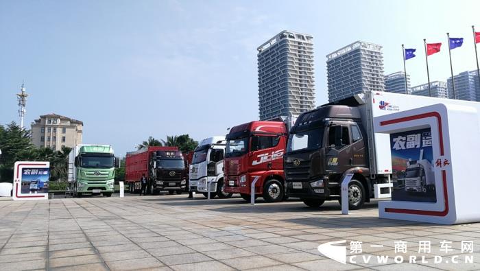 【第一商用車網(wǎng) 原創(chuàng)】12月，商用車行業(yè)進(jìn)入了歲末的“年會季”。年會對于各家企業(yè)來說就像是一場精心準(zhǔn)備的“匯報(bào)表演”，對關(guān)心卡車行業(yè)的卡車迷來說則是一次大飽眼福的“視覺盛宴”。12月9日，一汽解放2021商務(wù)年會將在海南海口盛大啟幕。本次年會，共有59款車型亮相，車型涵蓋了一汽解放在牽引車、載貨車、自卸車和專用車四個(gè)領(lǐng)域，涉及物流運(yùn)輸、工程運(yùn)輸、危化品運(yùn)輸、快遞運(yùn)輸、資源運(yùn)輸、港口運(yùn)輸、農(nóng)副運(yùn)輸、市政專用等10大運(yùn)輸場景；新能源、智能車、核心總成集體亮相，其中不乏一汽解放的旗艦產(chǎn)品以及明年即將推出的戰(zhàn)略新品，堪稱規(guī)模盛大，陣容空前。