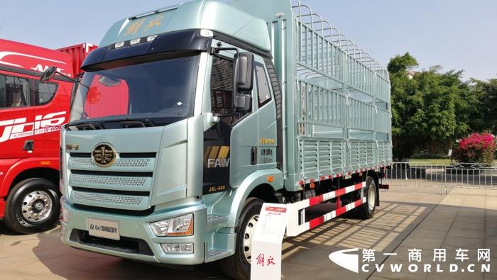 【第一商用車網(wǎng) 原創(chuàng)】12月，商用車行業(yè)進(jìn)入了歲末的“年會季”。年會對于各家企業(yè)來說就像是一場精心準(zhǔn)備的“匯報(bào)表演”，對關(guān)心卡車行業(yè)的卡車迷來說則是一次大飽眼福的“視覺盛宴”。12月9日，一汽解放2021商務(wù)年會將在海南海口盛大啟幕。本次年會，共有59款車型亮相，車型涵蓋了一汽解放在牽引車、載貨車、自卸車和專用車四個(gè)領(lǐng)域，涉及物流運(yùn)輸、工程運(yùn)輸、危化品運(yùn)輸、快遞運(yùn)輸、資源運(yùn)輸、港口運(yùn)輸、農(nóng)副運(yùn)輸、市政專用等10大運(yùn)輸場景；新能源、智能車、核心總成集體亮相，其中不乏一汽解放的旗艦產(chǎn)品以及明年即將推出的戰(zhàn)略新品，堪稱規(guī)模盛大，陣容空前。
