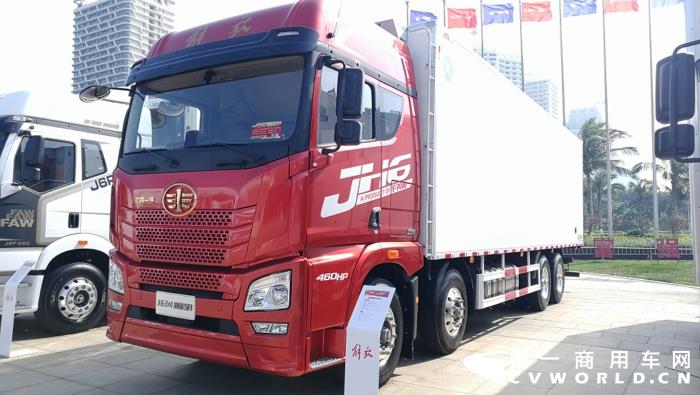 【第一商用車網(wǎng) 原創(chuàng)】12月，商用車行業(yè)進(jìn)入了歲末的“年會季”。年會對于各家企業(yè)來說就像是一場精心準(zhǔn)備的“匯報(bào)表演”，對關(guān)心卡車行業(yè)的卡車迷來說則是一次大飽眼福的“視覺盛宴”。12月9日，一汽解放2021商務(wù)年會將在海南?？谑⒋髥⒛?。本次年會，共有59款車型亮相，車型涵蓋了一汽解放在牽引車、載貨車、自卸車和專用車四個(gè)領(lǐng)域，涉及物流運(yùn)輸、工程運(yùn)輸、危化品運(yùn)輸、快遞運(yùn)輸、資源運(yùn)輸、港口運(yùn)輸、農(nóng)副運(yùn)輸、市政專用等10大運(yùn)輸場景；新能源、智能車、核心總成集體亮相，其中不乏一汽解放的旗艦產(chǎn)品以及明年即將推出的戰(zhàn)略新品，堪稱規(guī)模盛大，陣容空前。