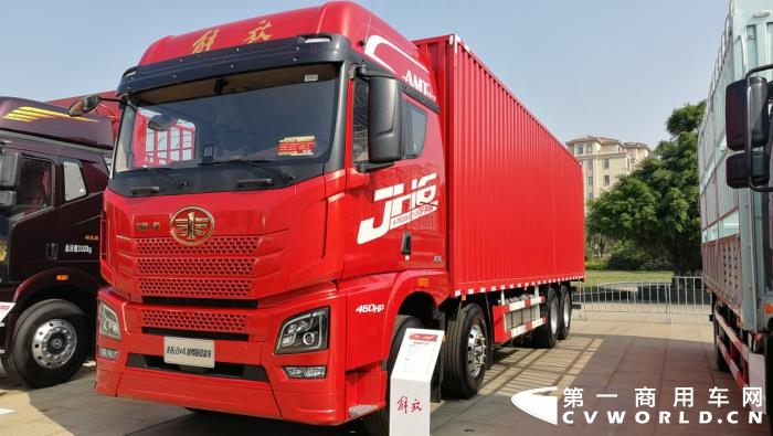 【第一商用車網(wǎng) 原創(chuàng)】12月，商用車行業(yè)進(jìn)入了歲末的“年會季”。年會對于各家企業(yè)來說就像是一場精心準(zhǔn)備的“匯報(bào)表演”，對關(guān)心卡車行業(yè)的卡車迷來說則是一次大飽眼福的“視覺盛宴”。12月9日，一汽解放2021商務(wù)年會將在海南?？谑⒋髥⒛弧１敬文陼?，共有59款車型亮相，車型涵蓋了一汽解放在牽引車、載貨車、自卸車和專用車四個(gè)領(lǐng)域，涉及物流運(yùn)輸、工程運(yùn)輸、危化品運(yùn)輸、快遞運(yùn)輸、資源運(yùn)輸、港口運(yùn)輸、農(nóng)副運(yùn)輸、市政專用等10大運(yùn)輸場景；新能源、智能車、核心總成集體亮相，其中不乏一汽解放的旗艦產(chǎn)品以及明年即將推出的戰(zhàn)略新品，堪稱規(guī)模盛大，陣容空前。