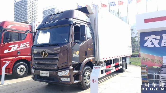 【第一商用車網(wǎng) 原創(chuàng)】12月，商用車行業(yè)進(jìn)入了歲末的“年會季”。年會對于各家企業(yè)來說就像是一場精心準(zhǔn)備的“匯報(bào)表演”，對關(guān)心卡車行業(yè)的卡車迷來說則是一次大飽眼福的“視覺盛宴”。12月9日，一汽解放2021商務(wù)年會將在海南海口盛大啟幕。本次年會，共有59款車型亮相，車型涵蓋了一汽解放在牽引車、載貨車、自卸車和專用車四個(gè)領(lǐng)域，涉及物流運(yùn)輸、工程運(yùn)輸、危化品運(yùn)輸、快遞運(yùn)輸、資源運(yùn)輸、港口運(yùn)輸、農(nóng)副運(yùn)輸、市政專用等10大運(yùn)輸場景；新能源、智能車、核心總成集體亮相，其中不乏一汽解放的旗艦產(chǎn)品以及明年即將推出的戰(zhàn)略新品，堪稱規(guī)模盛大，陣容空前。