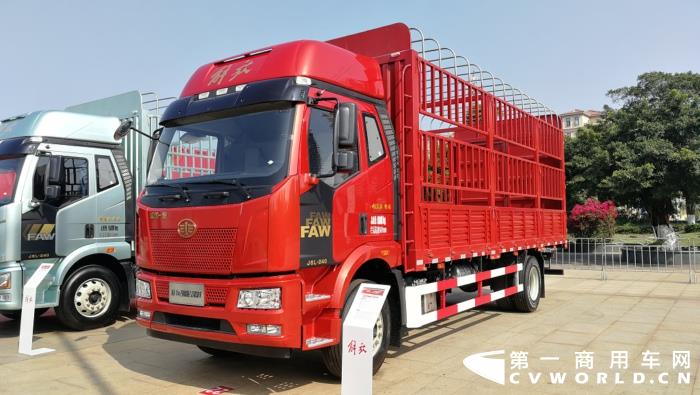 【第一商用車網(wǎng) 原創(chuàng)】12月，商用車行業(yè)進(jìn)入了歲末的“年會季”。年會對于各家企業(yè)來說就像是一場精心準(zhǔn)備的“匯報(bào)表演”，對關(guān)心卡車行業(yè)的卡車迷來說則是一次大飽眼福的“視覺盛宴”。12月9日，一汽解放2021商務(wù)年會將在海南海口盛大啟幕。本次年會，共有59款車型亮相，車型涵蓋了一汽解放在牽引車、載貨車、自卸車和專用車四個(gè)領(lǐng)域，涉及物流運(yùn)輸、工程運(yùn)輸、危化品運(yùn)輸、快遞運(yùn)輸、資源運(yùn)輸、港口運(yùn)輸、農(nóng)副運(yùn)輸、市政專用等10大運(yùn)輸場景；新能源、智能車、核心總成集體亮相，其中不乏一汽解放的旗艦產(chǎn)品以及明年即將推出的戰(zhàn)略新品，堪稱規(guī)模盛大，陣容空前。