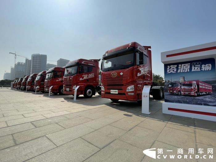 【第一商用車網(wǎng) 原創(chuàng)】12月，商用車行業(yè)進(jìn)入了歲末的“年會季”。年會對于各家企業(yè)來說就像是一場精心準(zhǔn)備的“匯報(bào)表演”，對關(guān)心卡車行業(yè)的卡車迷來說則是一次大飽眼福的“視覺盛宴”。12月9日，一汽解放2021商務(wù)年會將在海南?？谑⒋髥⒛?。本次年會，共有59款車型亮相，車型涵蓋了一汽解放在牽引車、載貨車、自卸車和專用車四個(gè)領(lǐng)域，涉及物流運(yùn)輸、工程運(yùn)輸、?；愤\(yùn)輸、快遞運(yùn)輸、資源運(yùn)輸、港口運(yùn)輸、農(nóng)副運(yùn)輸、市政專用等10大運(yùn)輸場景；新能源、智能車、核心總成集體亮相，其中不乏一汽解放的旗艦產(chǎn)品以及明年即將推出的戰(zhàn)略新品，堪稱規(guī)模盛大，陣容空前。