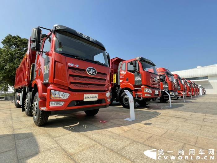 【第一商用車網(wǎng) 原創(chuàng)】12月，商用車行業(yè)進(jìn)入了歲末的“年會季”。年會對于各家企業(yè)來說就像是一場精心準(zhǔn)備的“匯報(bào)表演”，對關(guān)心卡車行業(yè)的卡車迷來說則是一次大飽眼福的“視覺盛宴”。12月9日，一汽解放2021商務(wù)年會將在海南?？谑⒋髥⒛弧１敬文陼?，共有59款車型亮相，車型涵蓋了一汽解放在牽引車、載貨車、自卸車和專用車四個(gè)領(lǐng)域，涉及物流運(yùn)輸、工程運(yùn)輸、?；愤\(yùn)輸、快遞運(yùn)輸、資源運(yùn)輸、港口運(yùn)輸、農(nóng)副運(yùn)輸、市政專用等10大運(yùn)輸場景；新能源、智能車、核心總成集體亮相，其中不乏一汽解放的旗艦產(chǎn)品以及明年即將推出的戰(zhàn)略新品，堪稱規(guī)模盛大，陣容空前。