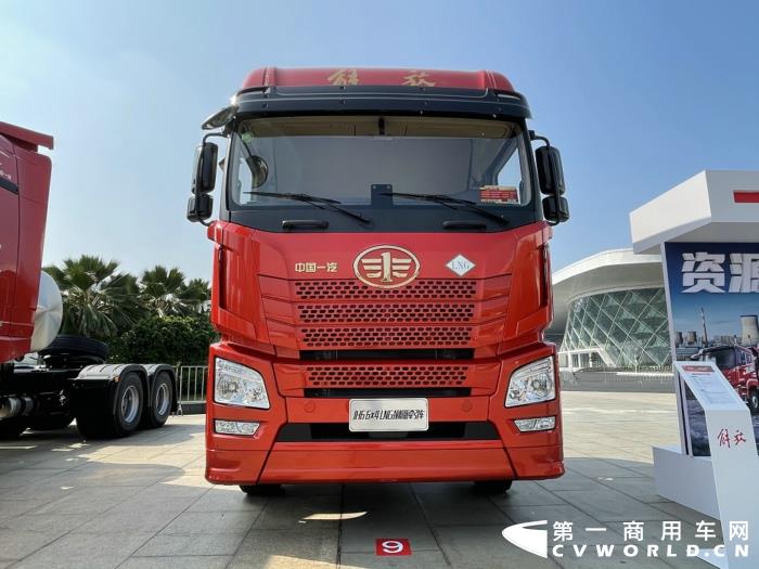 【第一商用車網(wǎng) 原創(chuàng)】12月，商用車行業(yè)進(jìn)入了歲末的“年會季”。年會對于各家企業(yè)來說就像是一場精心準(zhǔn)備的“匯報(bào)表演”，對關(guān)心卡車行業(yè)的卡車迷來說則是一次大飽眼福的“視覺盛宴”。12月9日，一汽解放2021商務(wù)年會將在海南?？谑⒋髥⒛弧１敬文陼?，共有59款車型亮相，車型涵蓋了一汽解放在牽引車、載貨車、自卸車和專用車四個(gè)領(lǐng)域，涉及物流運(yùn)輸、工程運(yùn)輸、危化品運(yùn)輸、快遞運(yùn)輸、資源運(yùn)輸、港口運(yùn)輸、農(nóng)副運(yùn)輸、市政專用等10大運(yùn)輸場景；新能源、智能車、核心總成集體亮相，其中不乏一汽解放的旗艦產(chǎn)品以及明年即將推出的戰(zhàn)略新品，堪稱規(guī)模盛大，陣容空前。