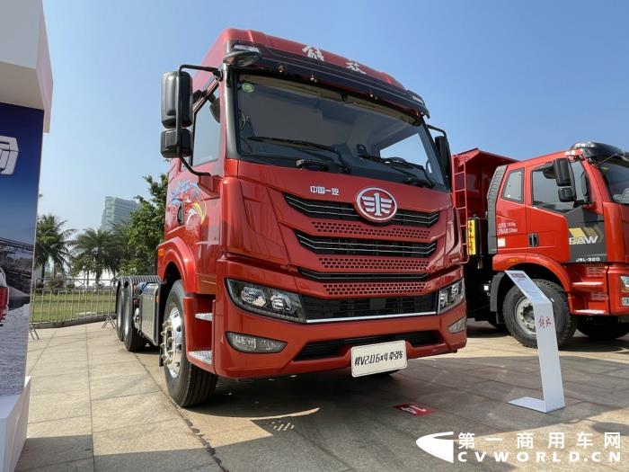 【第一商用車網(wǎng) 原創(chuàng)】12月，商用車行業(yè)進(jìn)入了歲末的“年會季”。年會對于各家企業(yè)來說就像是一場精心準(zhǔn)備的“匯報(bào)表演”，對關(guān)心卡車行業(yè)的卡車迷來說則是一次大飽眼福的“視覺盛宴”。12月9日，一汽解放2021商務(wù)年會將在海南海口盛大啟幕。本次年會，共有59款車型亮相，車型涵蓋了一汽解放在牽引車、載貨車、自卸車和專用車四個(gè)領(lǐng)域，涉及物流運(yùn)輸、工程運(yùn)輸、?；愤\(yùn)輸、快遞運(yùn)輸、資源運(yùn)輸、港口運(yùn)輸、農(nóng)副運(yùn)輸、市政專用等10大運(yùn)輸場景；新能源、智能車、核心總成集體亮相，其中不乏一汽解放的旗艦產(chǎn)品以及明年即將推出的戰(zhàn)略新品，堪稱規(guī)模盛大，陣容空前。