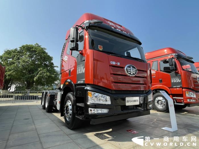 【第一商用車網(wǎng) 原創(chuàng)】12月，商用車行業(yè)進(jìn)入了歲末的“年會季”。年會對于各家企業(yè)來說就像是一場精心準(zhǔn)備的“匯報(bào)表演”，對關(guān)心卡車行業(yè)的卡車迷來說則是一次大飽眼福的“視覺盛宴”。12月9日，一汽解放2021商務(wù)年會將在海南?？谑⒋髥⒛?。本次年會，共有59款車型亮相，車型涵蓋了一汽解放在牽引車、載貨車、自卸車和專用車四個(gè)領(lǐng)域，涉及物流運(yùn)輸、工程運(yùn)輸、?；愤\(yùn)輸、快遞運(yùn)輸、資源運(yùn)輸、港口運(yùn)輸、農(nóng)副運(yùn)輸、市政專用等10大運(yùn)輸場景；新能源、智能車、核心總成集體亮相，其中不乏一汽解放的旗艦產(chǎn)品以及明年即將推出的戰(zhàn)略新品，堪稱規(guī)模盛大，陣容空前。