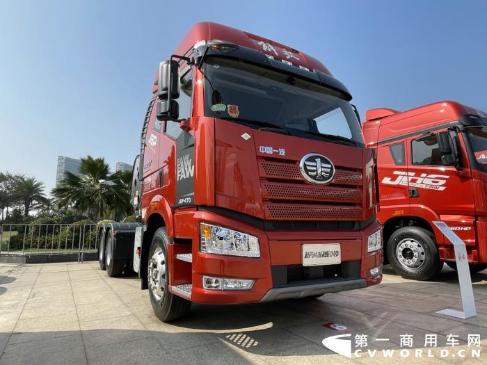 【第一商用車網(wǎng) 原創(chuàng)】12月，商用車行業(yè)進(jìn)入了歲末的“年會季”。年會對于各家企業(yè)來說就像是一場精心準(zhǔn)備的“匯報(bào)表演”，對關(guān)心卡車行業(yè)的卡車迷來說則是一次大飽眼福的“視覺盛宴”。12月9日，一汽解放2021商務(wù)年會將在海南海口盛大啟幕。本次年會，共有59款車型亮相，車型涵蓋了一汽解放在牽引車、載貨車、自卸車和專用車四個(gè)領(lǐng)域，涉及物流運(yùn)輸、工程運(yùn)輸、危化品運(yùn)輸、快遞運(yùn)輸、資源運(yùn)輸、港口運(yùn)輸、農(nóng)副運(yùn)輸、市政專用等10大運(yùn)輸場景；新能源、智能車、核心總成集體亮相，其中不乏一汽解放的旗艦產(chǎn)品以及明年即將推出的戰(zhàn)略新品，堪稱規(guī)模盛大，陣容空前。