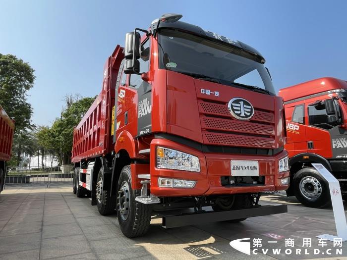 【第一商用車網(wǎng) 原創(chuàng)】12月，商用車行業(yè)進(jìn)入了歲末的“年會季”。年會對于各家企業(yè)來說就像是一場精心準(zhǔn)備的“匯報(bào)表演”，對關(guān)心卡車行業(yè)的卡車迷來說則是一次大飽眼福的“視覺盛宴”。12月9日，一汽解放2021商務(wù)年會將在海南?？谑⒋髥⒛弧１敬文陼?，共有59款車型亮相，車型涵蓋了一汽解放在牽引車、載貨車、自卸車和專用車四個(gè)領(lǐng)域，涉及物流運(yùn)輸、工程運(yùn)輸、?；愤\(yùn)輸、快遞運(yùn)輸、資源運(yùn)輸、港口運(yùn)輸、農(nóng)副運(yùn)輸、市政專用等10大運(yùn)輸場景；新能源、智能車、核心總成集體亮相，其中不乏一汽解放的旗艦產(chǎn)品以及明年即將推出的戰(zhàn)略新品，堪稱規(guī)模盛大，陣容空前。