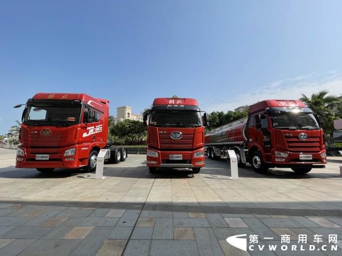 【第一商用車網(wǎng) 原創(chuàng)】12月，商用車行業(yè)進(jìn)入了歲末的“年會季”。年會對于各家企業(yè)來說就像是一場精心準(zhǔn)備的“匯報(bào)表演”，對關(guān)心卡車行業(yè)的卡車迷來說則是一次大飽眼福的“視覺盛宴”。12月9日，一汽解放2021商務(wù)年會將在海南?？谑⒋髥⒛?。本次年會，共有59款車型亮相，車型涵蓋了一汽解放在牽引車、載貨車、自卸車和專用車四個(gè)領(lǐng)域，涉及物流運(yùn)輸、工程運(yùn)輸、?；愤\(yùn)輸、快遞運(yùn)輸、資源運(yùn)輸、港口運(yùn)輸、農(nóng)副運(yùn)輸、市政專用等10大運(yùn)輸場景；新能源、智能車、核心總成集體亮相，其中不乏一汽解放的旗艦產(chǎn)品以及明年即將推出的戰(zhàn)略新品，堪稱規(guī)模盛大，陣容空前。