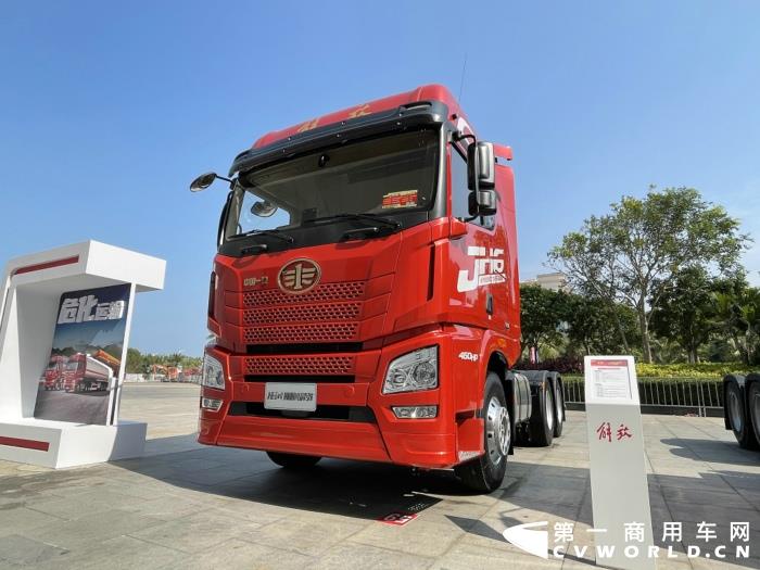 【第一商用車網(wǎng) 原創(chuàng)】12月，商用車行業(yè)進(jìn)入了歲末的“年會季”。年會對于各家企業(yè)來說就像是一場精心準(zhǔn)備的“匯報(bào)表演”，對關(guān)心卡車行業(yè)的卡車迷來說則是一次大飽眼福的“視覺盛宴”。12月9日，一汽解放2021商務(wù)年會將在海南?？谑⒋髥⒛弧１敬文陼?，共有59款車型亮相，車型涵蓋了一汽解放在牽引車、載貨車、自卸車和專用車四個(gè)領(lǐng)域，涉及物流運(yùn)輸、工程運(yùn)輸、?；愤\(yùn)輸、快遞運(yùn)輸、資源運(yùn)輸、港口運(yùn)輸、農(nóng)副運(yùn)輸、市政專用等10大運(yùn)輸場景；新能源、智能車、核心總成集體亮相，其中不乏一汽解放的旗艦產(chǎn)品以及明年即將推出的戰(zhàn)略新品，堪稱規(guī)模盛大，陣容空前。