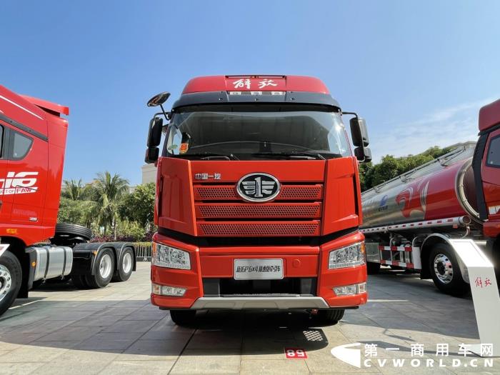 【第一商用車網(wǎng) 原創(chuàng)】12月，商用車行業(yè)進(jìn)入了歲末的“年會季”。年會對于各家企業(yè)來說就像是一場精心準(zhǔn)備的“匯報(bào)表演”，對關(guān)心卡車行業(yè)的卡車迷來說則是一次大飽眼福的“視覺盛宴”。12月9日，一汽解放2021商務(wù)年會將在海南海口盛大啟幕。本次年會，共有59款車型亮相，車型涵蓋了一汽解放在牽引車、載貨車、自卸車和專用車四個(gè)領(lǐng)域，涉及物流運(yùn)輸、工程運(yùn)輸、危化品運(yùn)輸、快遞運(yùn)輸、資源運(yùn)輸、港口運(yùn)輸、農(nóng)副運(yùn)輸、市政專用等10大運(yùn)輸場景；新能源、智能車、核心總成集體亮相，其中不乏一汽解放的旗艦產(chǎn)品以及明年即將推出的戰(zhàn)略新品，堪稱規(guī)模盛大，陣容空前。
