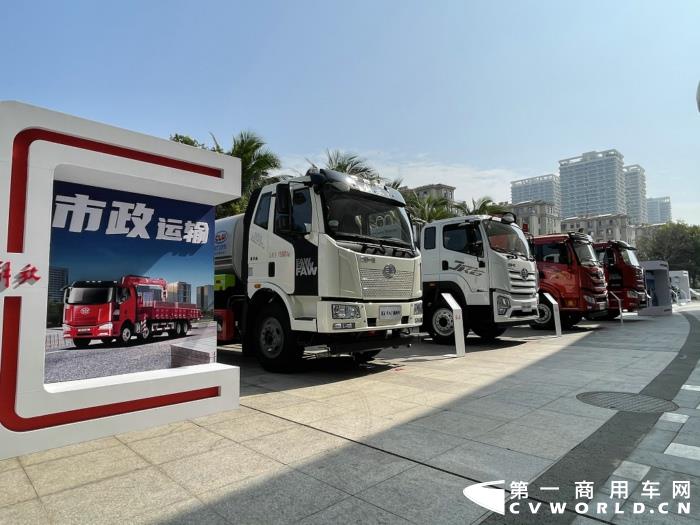 【第一商用車網(wǎng) 原創(chuàng)】12月，商用車行業(yè)進(jìn)入了歲末的“年會季”。年會對于各家企業(yè)來說就像是一場精心準(zhǔn)備的“匯報(bào)表演”，對關(guān)心卡車行業(yè)的卡車迷來說則是一次大飽眼福的“視覺盛宴”。12月9日，一汽解放2021商務(wù)年會將在海南海口盛大啟幕。本次年會，共有59款車型亮相，車型涵蓋了一汽解放在牽引車、載貨車、自卸車和專用車四個(gè)領(lǐng)域，涉及物流運(yùn)輸、工程運(yùn)輸、?；愤\(yùn)輸、快遞運(yùn)輸、資源運(yùn)輸、港口運(yùn)輸、農(nóng)副運(yùn)輸、市政專用等10大運(yùn)輸場景；新能源、智能車、核心總成集體亮相，其中不乏一汽解放的旗艦產(chǎn)品以及明年即將推出的戰(zhàn)略新品，堪稱規(guī)模盛大，陣容空前。