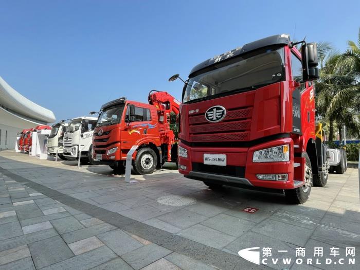 【第一商用車網(wǎng) 原創(chuàng)】12月，商用車行業(yè)進(jìn)入了歲末的“年會季”。年會對于各家企業(yè)來說就像是一場精心準(zhǔn)備的“匯報(bào)表演”，對關(guān)心卡車行業(yè)的卡車迷來說則是一次大飽眼福的“視覺盛宴”。12月9日，一汽解放2021商務(wù)年會將在海南海口盛大啟幕。本次年會，共有59款車型亮相，車型涵蓋了一汽解放在牽引車、載貨車、自卸車和專用車四個(gè)領(lǐng)域，涉及物流運(yùn)輸、工程運(yùn)輸、危化品運(yùn)輸、快遞運(yùn)輸、資源運(yùn)輸、港口運(yùn)輸、農(nóng)副運(yùn)輸、市政專用等10大運(yùn)輸場景；新能源、智能車、核心總成集體亮相，其中不乏一汽解放的旗艦產(chǎn)品以及明年即將推出的戰(zhàn)略新品，堪稱規(guī)模盛大，陣容空前。