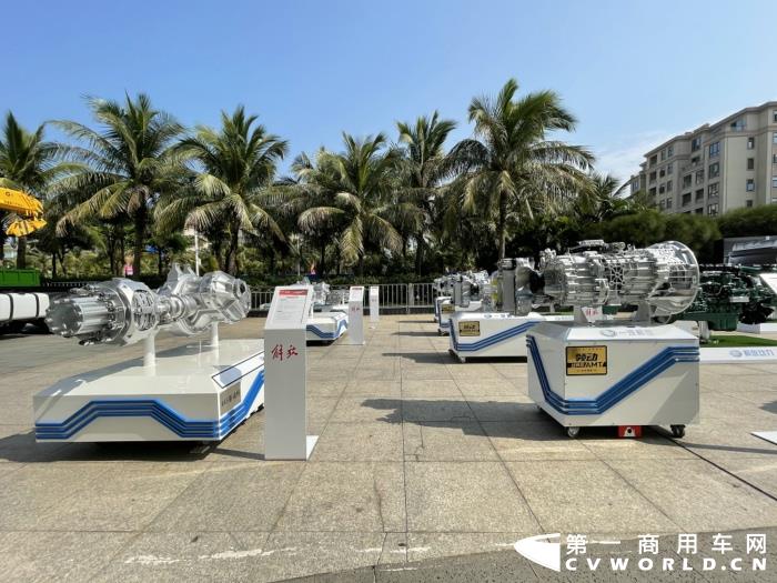 【第一商用車網(wǎng) 原創(chuàng)】12月，商用車行業(yè)進(jìn)入了歲末的“年會季”。年會對于各家企業(yè)來說就像是一場精心準(zhǔn)備的“匯報(bào)表演”，對關(guān)心卡車行業(yè)的卡車迷來說則是一次大飽眼福的“視覺盛宴”。12月9日，一汽解放2021商務(wù)年會將在海南?？谑⒋髥⒛弧１敬文陼?，共有59款車型亮相，車型涵蓋了一汽解放在牽引車、載貨車、自卸車和專用車四個(gè)領(lǐng)域，涉及物流運(yùn)輸、工程運(yùn)輸、危化品運(yùn)輸、快遞運(yùn)輸、資源運(yùn)輸、港口運(yùn)輸、農(nóng)副運(yùn)輸、市政專用等10大運(yùn)輸場景；新能源、智能車、核心總成集體亮相，其中不乏一汽解放的旗艦產(chǎn)品以及明年即將推出的戰(zhàn)略新品，堪稱規(guī)模盛大，陣容空前。