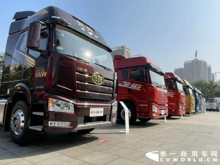 【第一商用車網(wǎng) 原創(chuàng)】12月，商用車行業(yè)進(jìn)入了歲末的“年會季”。年會對于各家企業(yè)來說就像是一場精心準(zhǔn)備的“匯報(bào)表演”，對關(guān)心卡車行業(yè)的卡車迷來說則是一次大飽眼福的“視覺盛宴”。12月9日，一汽解放2021商務(wù)年會將在海南?？谑⒋髥⒛弧１敬文陼?，共有59款車型亮相，車型涵蓋了一汽解放在牽引車、載貨車、自卸車和專用車四個(gè)領(lǐng)域，涉及物流運(yùn)輸、工程運(yùn)輸、危化品運(yùn)輸、快遞運(yùn)輸、資源運(yùn)輸、港口運(yùn)輸、農(nóng)副運(yùn)輸、市政專用等10大運(yùn)輸場景；新能源、智能車、核心總成集體亮相，其中不乏一汽解放的旗艦產(chǎn)品以及明年即將推出的戰(zhàn)略新品，堪稱規(guī)模盛大，陣容空前。